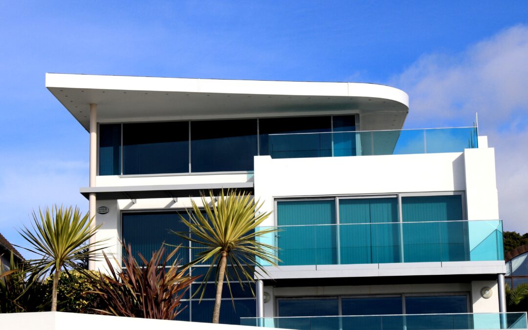 Who Is the Best Realtor for Selling a Luxury Waterfront Estate in The Pinnacle Club?